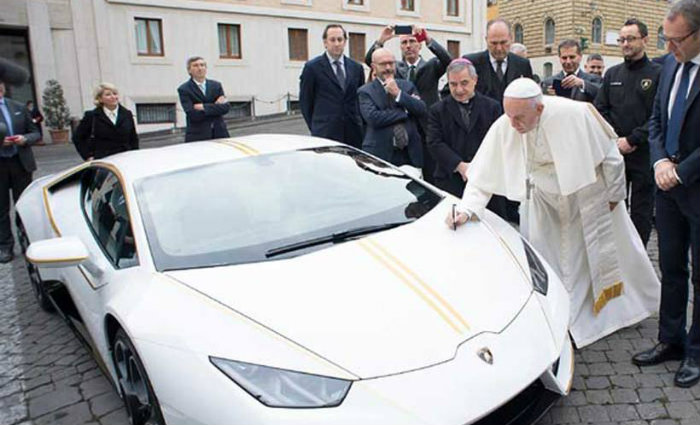 O papa benzeu e assinou o Lamborghini ao receb-lo, em novembro (foto: HANDOUT / OSSERVATORE ROMANO / AFP)
 