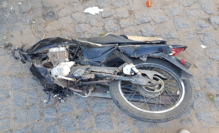 nibus colidiu de frente com a moto. Motociclista no resistiu aos ferimentos e faleceu no local. Foto: Divulgao/Polcia Rodoviria Federal