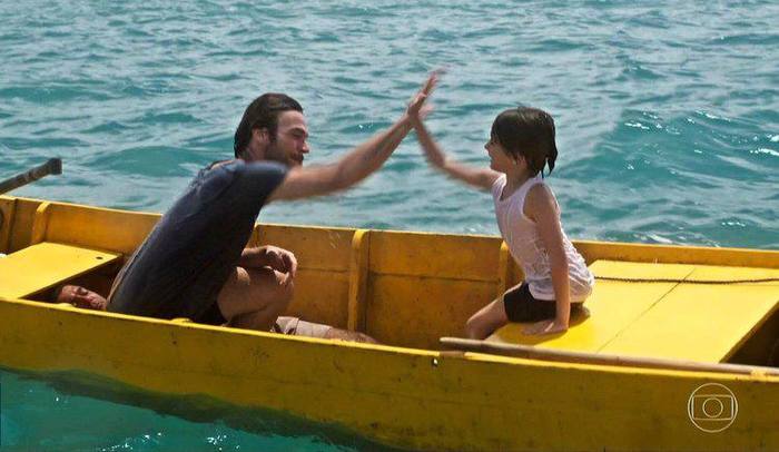 Na cena, Beto Falco (Emilio Dantas) passeia de barco com Fabiano, filho de Luzia (Giovanna Antonelli). Foto: TV Globo/Reproduo