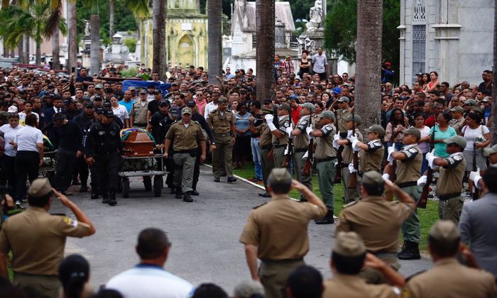 Salva de tiros e o toque funeral, ritual da polcia, tambm foram prestados como forma de homenagem. Foto: Paulo Paiva/DP