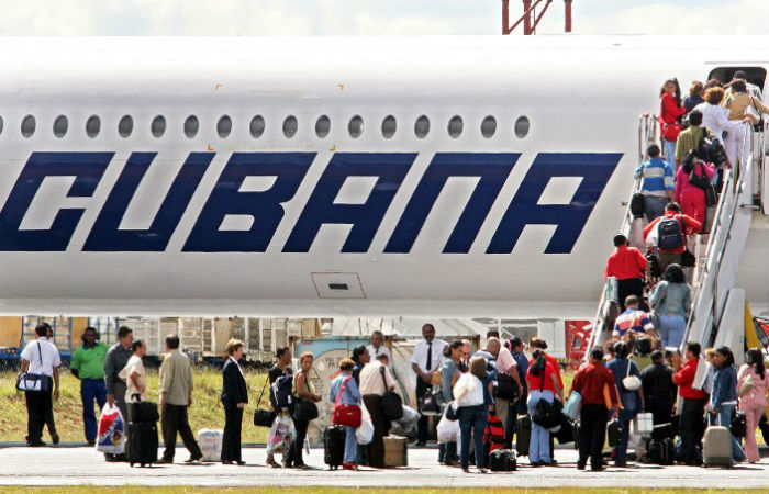 Avio de modelo Boeing 737 decolando de aeroporto em Cuba em 2005
Foto: Evaristo SA / AFP