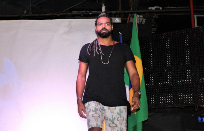 Luiz Valrio, coordenador de sade LGBT do estado de Pernambuco, um dos desfilantes. Foto: Samuel Calado/Esp.DP
