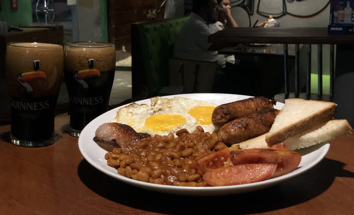 Consumido no caf da manh o Irish Breakfast (po de forma, linguia, bacon, ovos, feijo, batatas e cogumelos)  uma das apostos para o almoo no Donovan's. Foto: Eduardo   Medeiros/Divulgao