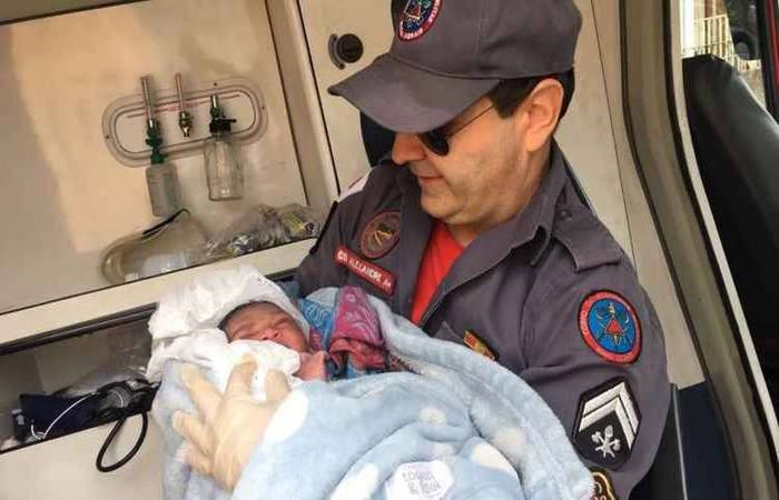 Beb j havia nascido quando bombeiros chegara e procedimentos como cordo umbilical e retirada da placenta foram realizados pela equipe militar. Foto: CBMG/Divulgao