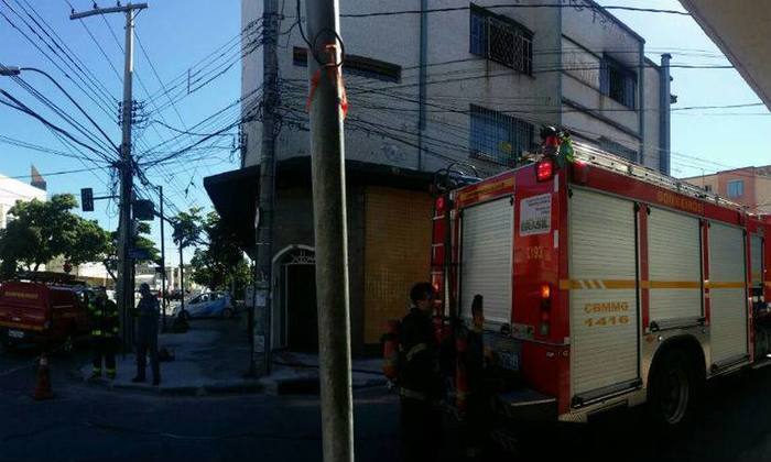 As chamas se espalharam por um apartamento do terceiro andar do prdio. Foto: Leandro Couri/EM/D.A.Press