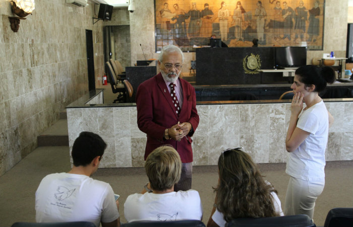 Juiz Abner Apolinrio conversa com familiares da vtima quando o jri foi adiado em maro desse ano. Foto: Julio Jacobina/DP