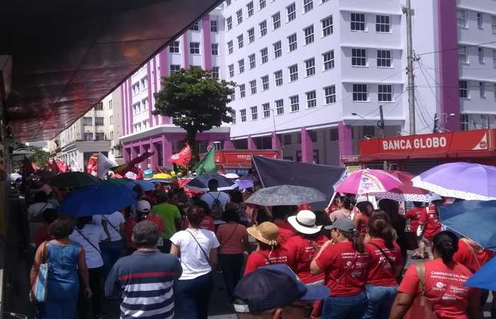 Servidores municipais reunidos na manh desta tera-feira em protesto em favor de melhores condies de trabalho. Foto: Gustavo Carvalho/DP.