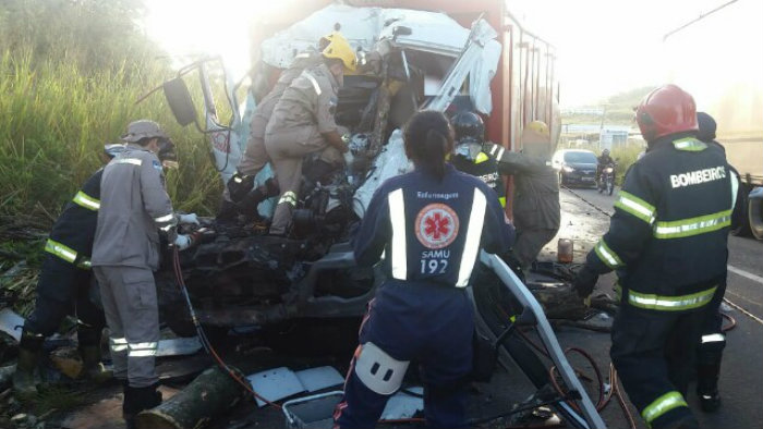 Bombeiros e equipe do Samu removeram a vtima das ferragens, mas o motorista no resistiu. Foto: PRF/Divulgao