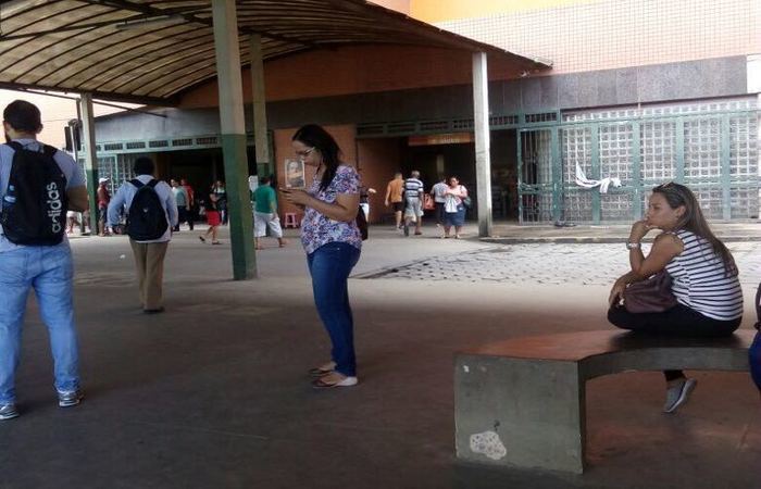Passageiros aguardam por nibus que no chegaro ao terminal de camaragibe. Fotos: Natlia Rosy/Divulgao