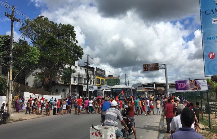 Moradores da comunidade do Vale do Capibaribe se concentram na Avenida Delmiro Correia, em Camaragibe. Foto: Mariana Fabrcio/Esp. DP