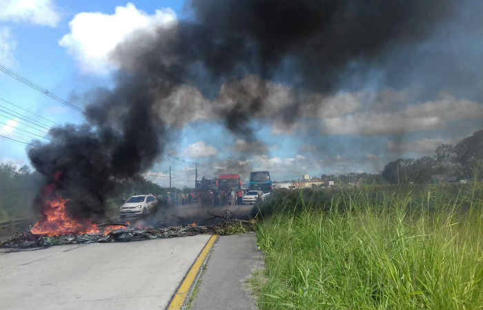 BR-408, em Paudalho, Zona da Mata Norte de Pernambuco, est bloqueada desde o comeo da manh
Foto: PRF / Divulgao