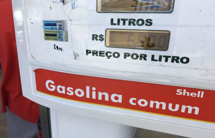 Posto de combustvel localizado na Avenida Norte tem cobrado R,50 pelo litro da gasolina, mas anuncia preo R,31 mais barato em placa. Foto: Mariana Fabrcio/Esp. DP