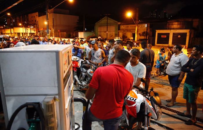 Filas para comprar combustvel na Regio Metropolitana fazem voltas nos entornos dos postos de combustvel. Foto: Paulo Paiva/DP.