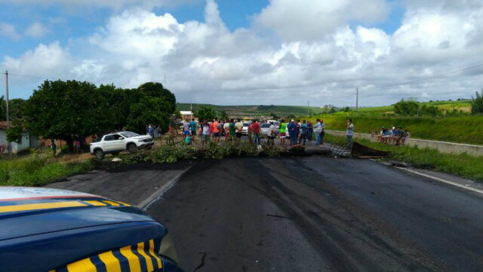Trecho bloqueado na rodovia BR-101 em Igarassu. Mas o protesto seria por conta de uma linha de nibus para a regio. Foto: PRF/Divulgao