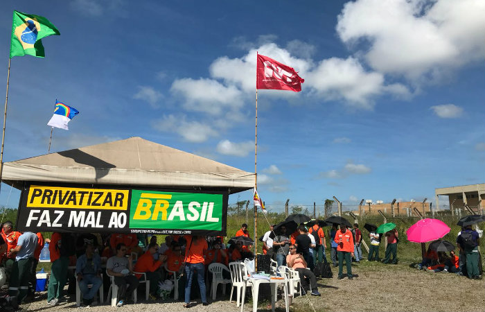 Cerca de 150 trabalhadores participaram de ato contra a privatizao das refinarias no complexo de Suape, nesta quarta-feira. Foto: Svio Gabriel/DP