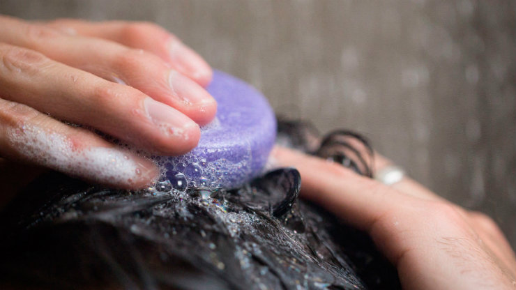 Shampoos sólidos - práticos para viagens e com grande durabilidade - estão entre os mais procurados pelos consumidores. Foto: Lush/Divulgação Shampoos sólidos - práticos para viagens e com grande durabilidade - estão entre os mais procurados pelos consumidores. Foto: Lush/Divulgação