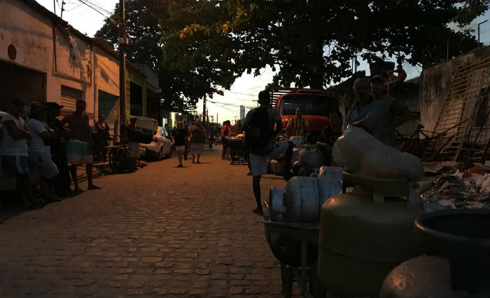 Dezenas de pessoas formaram uma fila desde as primeiras horas da manh desta quinta-feira (31) em uma distribuidora localizada no bairro de So Jos, centro do Recife. Foto: Svio Gabriel/DP