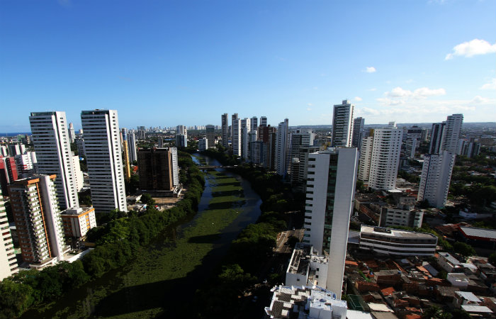 Avenida Beira Rio, que margeia o Capibaribe e cruza os dois bairros,  a mais valorizada. Foto: Nando Chiapetta/DP