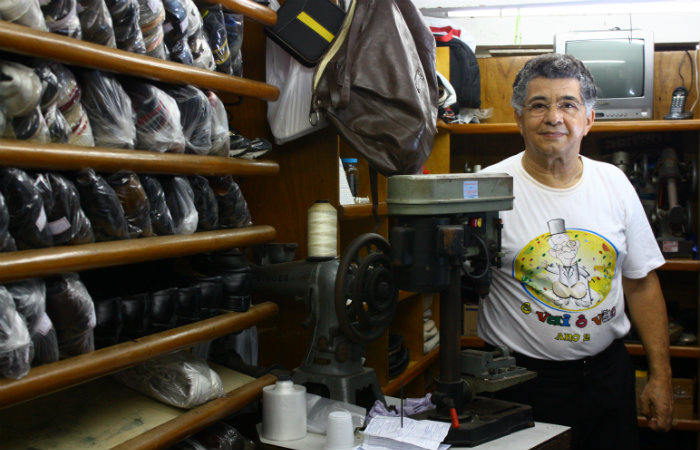 Conversador e sorridente, Toinho agrada  clientela fiel que o procura h dcadas. Foto: Arquivo/DP