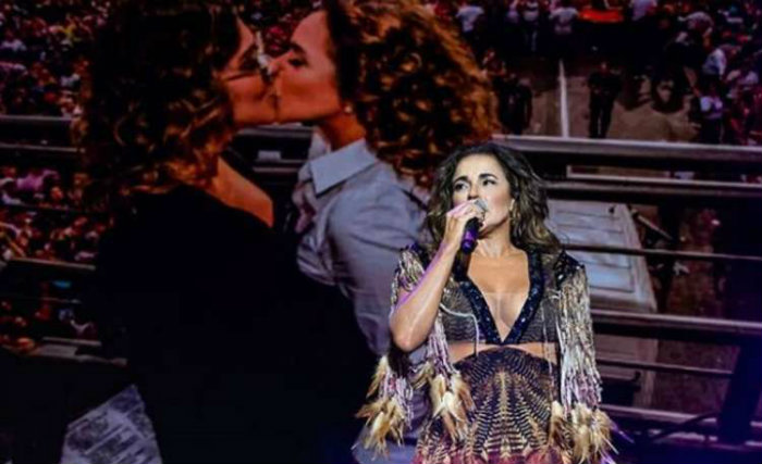 Daniela Mercury durante apresentao no Milkshake Festival, em So Paulo. Ao fundo, uma foto em que a cantora aparece beijando sua esposa, a jornalista Malu Verosa. (foto: Instagram/Reproduo)