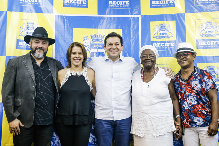 Os homenageados do So Joo do Recife ao lado do prefeito Geraldo Julio e Cristina Mello.  Fotos: Andra Rgo Barros/PCR