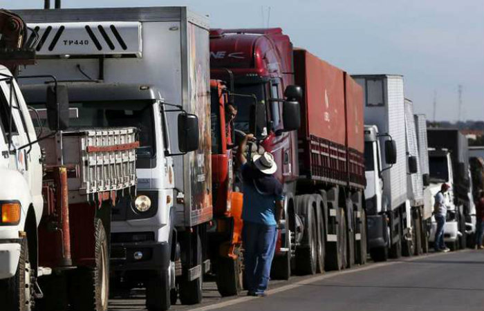 Paralisao dos caminhoneiros foi encerrada, mas polmica em torno da soluo dada pelo governo continua nos tribunais
(foto: Marcelo Camargo/Agncia Brasil )