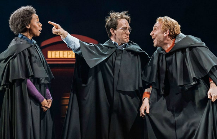 Espetculo mostra Harry, Rony e Hermione adultos. Foto: Harry Potter and the Cursed Child/Divulgao