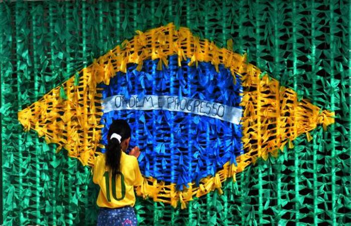 A insatisfao dos torcedores com a poltica vai at trazer tons diferentes para a torcida brasileira durante a Copa. Foto: Gustavo Moreno/CB/D.A Press