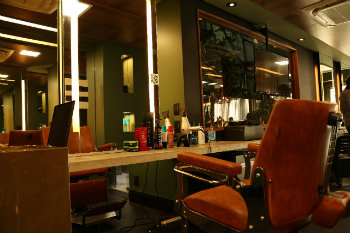 Na barbearia Mess, em Boa Viagem, a procura por cortes de cabelo inspirados nos de jogadores da Copa est em alta. Foto: Mess/Divulgao