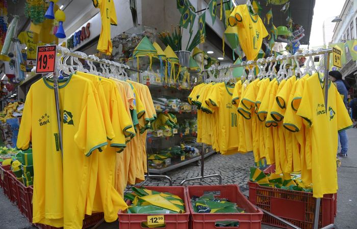 No Saara, comrcio popular no centro do Rio, decorado com bandeiras do Brasil, para onde se olha, as lojas exibem as cores verde e amarelo da camisa da seleo. Foto: Agncia Brasil/Fernando Frazo