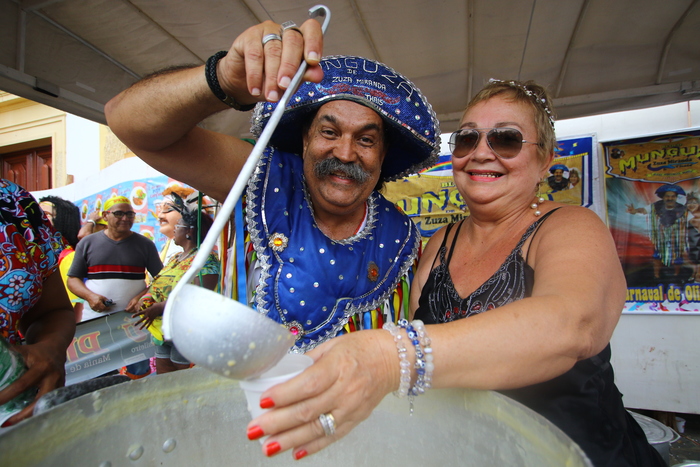 Zuza Miranda e Thais colocam o Munguz na rua no clima dos festejos juninos. Foto: Marlon Diego/DP