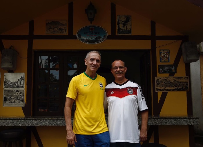 Hans Fuchs e Andreas Schmaller, alemes que acompanharam o jogo Alemanha x Mxico no Clube Alemo. Foto: Paulo Paiva/DP (Paulo Paiva/DP)