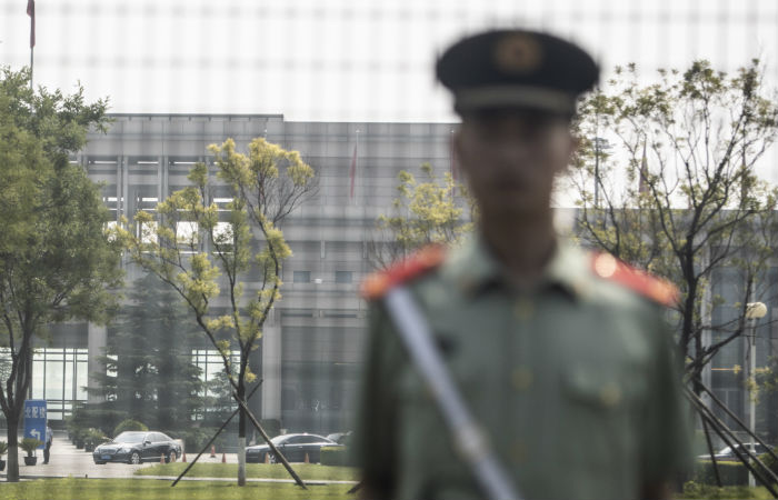 Policiais e veculos blindados atuaram durante visita de Kim  China. Esta  a primeira vez na qual as autoridades informam do encontro durante a presena do lder norte-coreano no pas
Foto: Fred Dufour / AFP