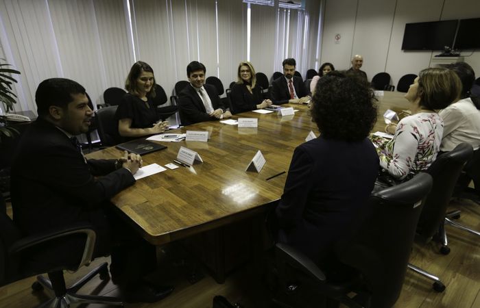 O ministro da Indstria, Comrcio Exterior e Servios (MDIC), Marcos Jorge, assina a adeso do ministrio  Rede Brasil do Pacto Global da Organizao das Naes Unidas (ONU) (Foto: Fabio Rodrigues Pozzebom/Agncia Brasil
)