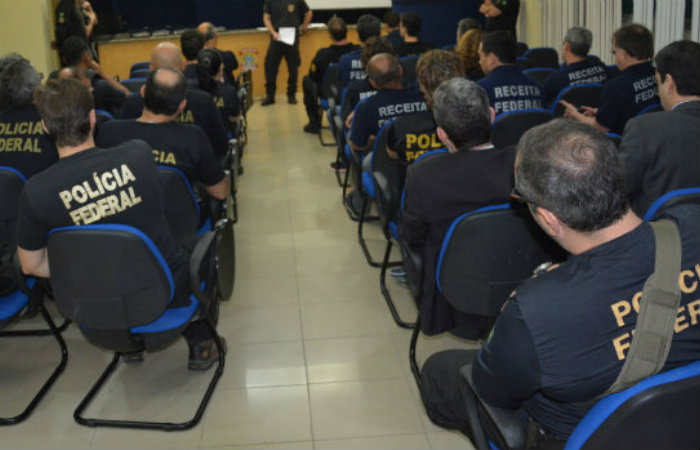 Equipes da PF em Pernambuco, se reuniram para cumprir mandando de busca e priso nesta quinta-feira. Foto: PF/Divulgao