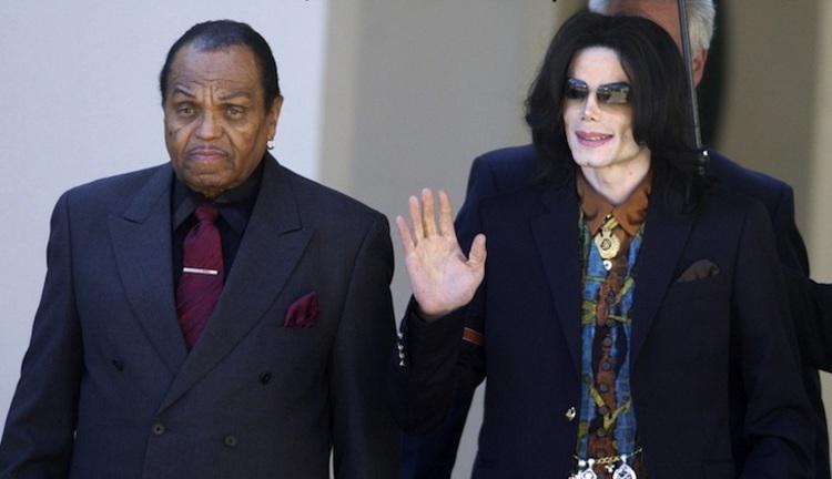 Michael Jackson e Joe Jackson tinham uma relao conturbada. Em em um documentrio o cantor afirmou que tinha vontade de vomitar quando lembrava do pai e que sofreu violncia fsica e verbal na infncia. Foto: AFP/Arquivo