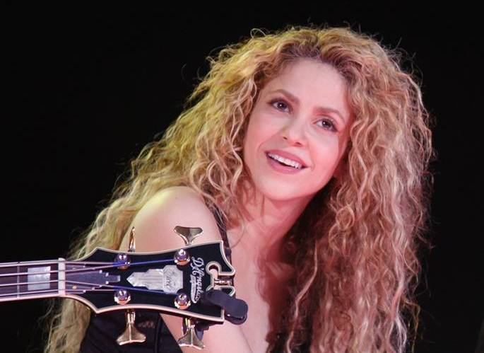 Embora alguns fs tenham criticado a cantora colombiana pelo uso do smbolo, outros sugeriram que Shakira pode no ter percebido o significado do emblema. Foto: Divulgao