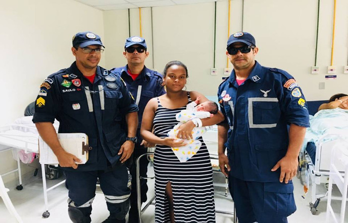 O recm-nascido, juntamente com a me, foram conduzidos ao Cisam. Foto: Divulgao/ Corpo de Bombeiros