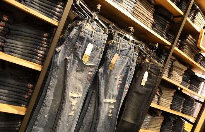 Europeus escolheram produtos emblemticos, como o jeans americano, como resposta  poltica agressiva adotada por Donald Trump. Foto: AFP Photo 