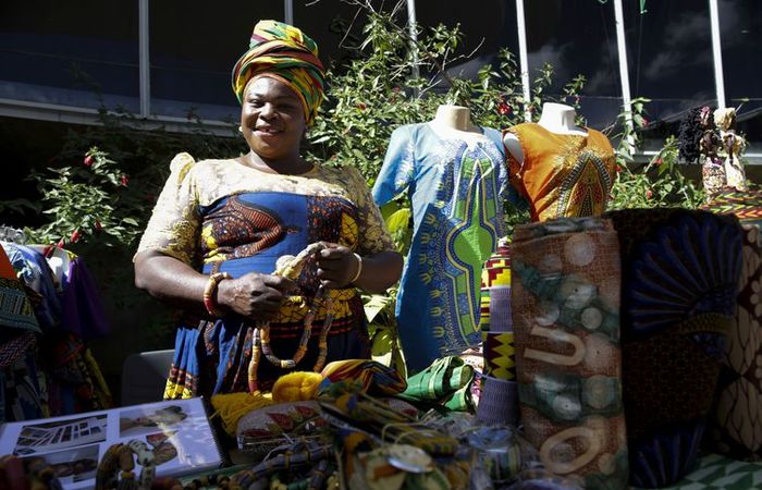 Princesa da tribo ganesa Krobo, Helen Teye, vende artesanato no MigrArte, em Braslia, durante a Semana do Migrante. Foto: Fabio Rodrigues Pozzebom/Agncia Brasil 
