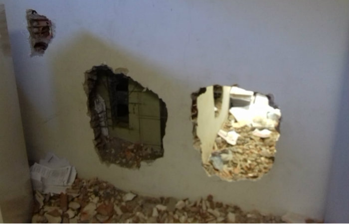 Alm dos dois buracos na parede, ladres tambm fizeram uma abertura no teto da sala. Foto: Cortesia/Sindicato dos Bancrios