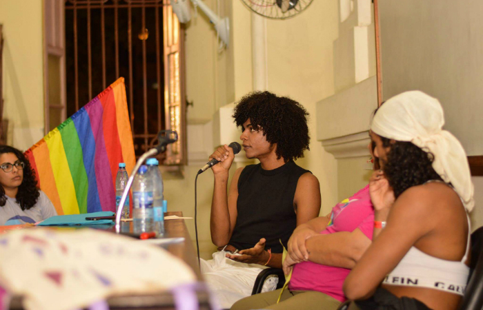 Jardel Arajo em mesa de debate, ao lado da cantora Linn da Quebrada. Foto: Zito Junior/Divulgao