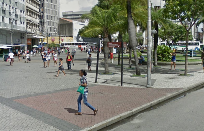 Praa da Independncia, no bairro de Santo Antnio, apesar de movimentada  cenrio recorrente de assaltos no Recife. Foto: Reproduo/Google Street View