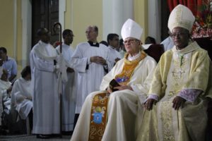 Dom Saburido, arcebispo de Olinda e Recife, apresentar para a comunidade Catlica o novo bispo auxiliar, dom Limacdo. Foto: Arquidiocese de Olinda e Recife/Divulgao