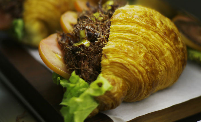 Croissant  o carro-chefe e produo mantm caractersticas artesanais. Foto: Marlon Diego/DP (Foto: Marlon Diego/DP)