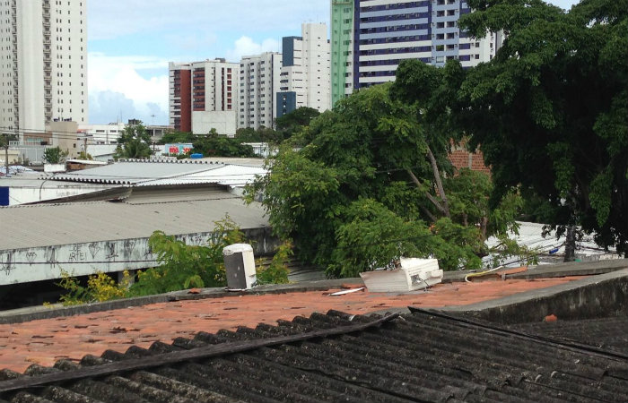 Parte do equipamento furtado foi abandonado no telhado da creche. Foto: divulgao