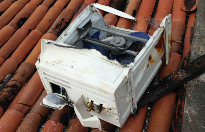 Parte do equipamento furtado foi abandonado no telhado da creche. Foto: divulgao