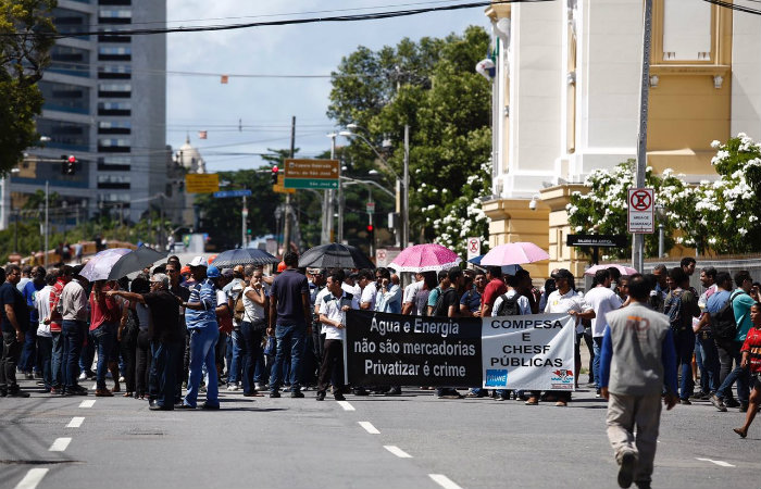 Manifestantes fecharam via prximo ao TJPE. Foto Peu Ricardo/DP