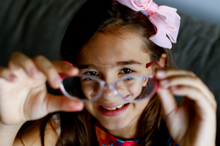 Maria Luiza Friedheim, 8 anos,  mope: os graus das lentes dela so de 3,5 no olho esquerdo e 4 no olho direito. Foto: Marlon Diego/Especial para o DP