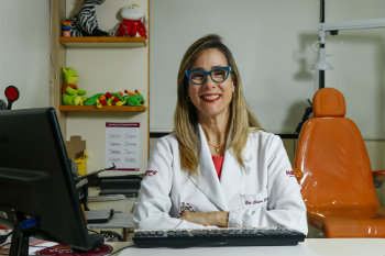 A mdica oftalmologista Simone Travassos tem observado aumento nos casos de miopia entre crianas. Segundo ela, os graus tambm tm aumentado mais rapidamente. Foto: Shilton Arajo/Especial pra o DP